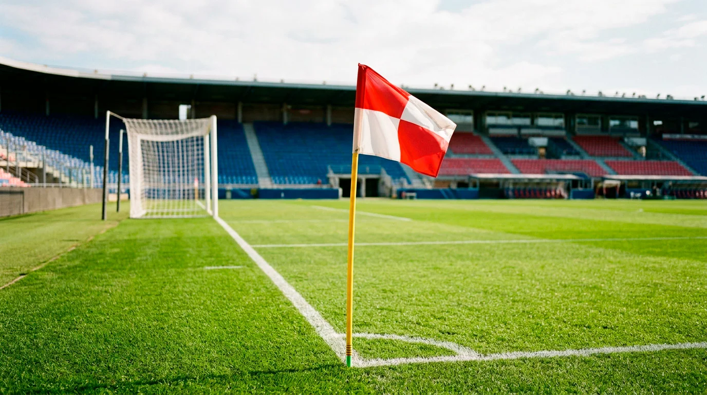 Banderín de córner en la esquina de un campo de fútbol italiano con el arco al fondo